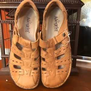 Algeria size 10 tan shoe.